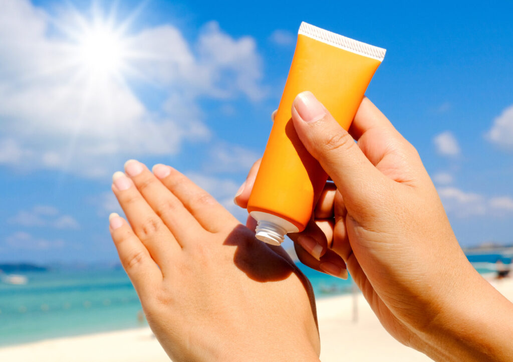 Manfaat Sunscreen, menunjukkan pentingnya perlindungan kulit dari sinar UV untuk menjaga kesehatan dan kecantikan kulit