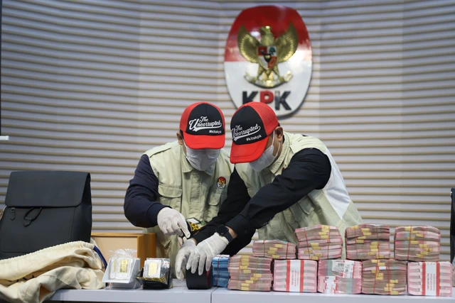 Tren Suap Pakai Emas