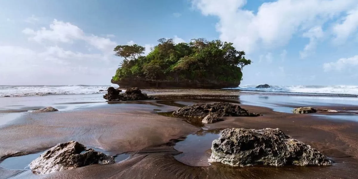 Simfoni Karang Pantai Madasari di Tengah Deburan Ombak Selatan